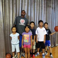 篮球明星Dwight Jone 是孩子们视为role model而心悦诚服的教练