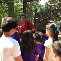 学生们绕有兴趣的听动物园的工作人员的介绍