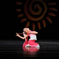 年仅6岁 的Sophie Zeng的独舞 “笛中花” 动作规范表演到位 赢得民间舞Platinum award National 第一名及5-6岁组各舞种综合积份第五的好成绩