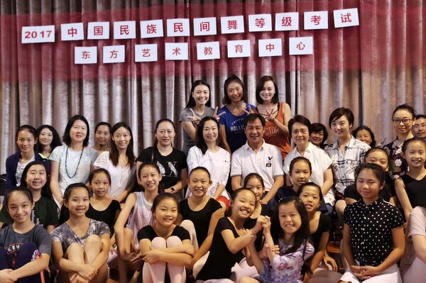 于晓雪老师与家长老师学生们合影留念， 祝贺东方艺术教育中心2017中国民族民间舞蹈等级考试圆满成功