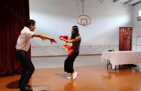 于晓雪老师与他当年北京舞蹈学校的学生， 现任OAEC的优秀舞蹈老师王奕童的即兴花鼓灯组合表演