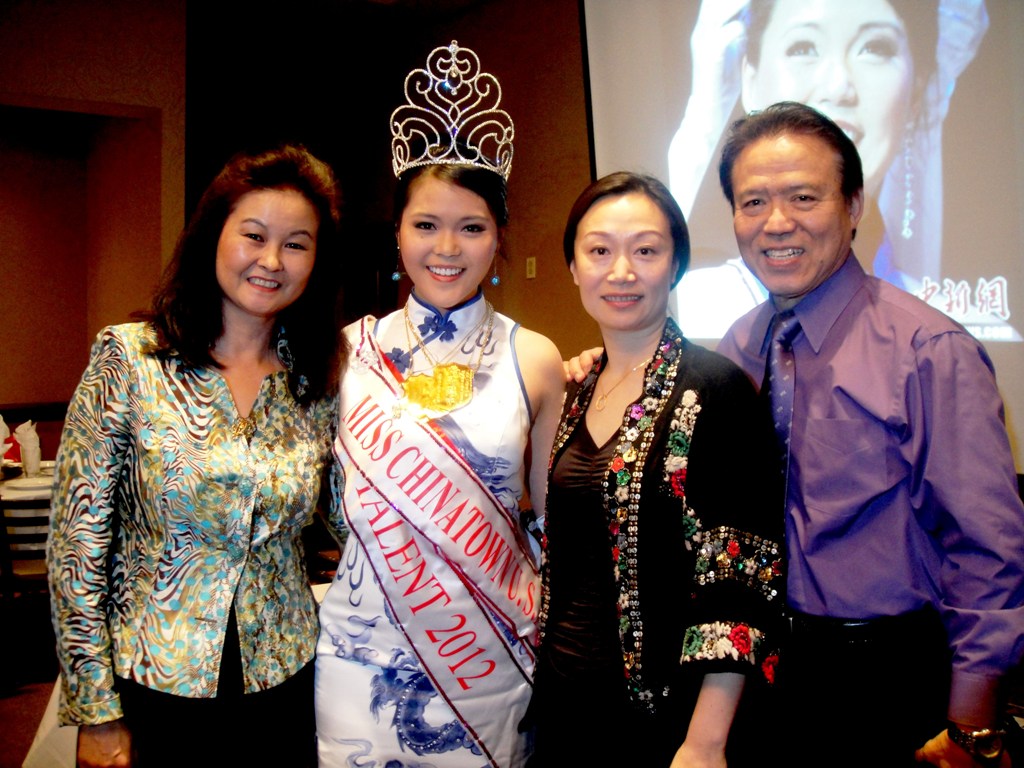 2012 全美华埠小姐 全美才艺冠军胡瑞欣及父母与徐利老师分享喜悦并感谢十四年的栽培之恩